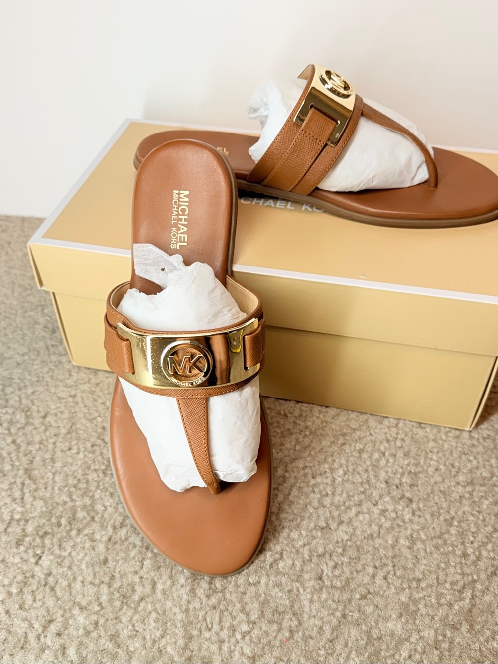 MICHAEL Michael Kors Warren Thong Leather Sandals Luggage Brown Gold Sz 8